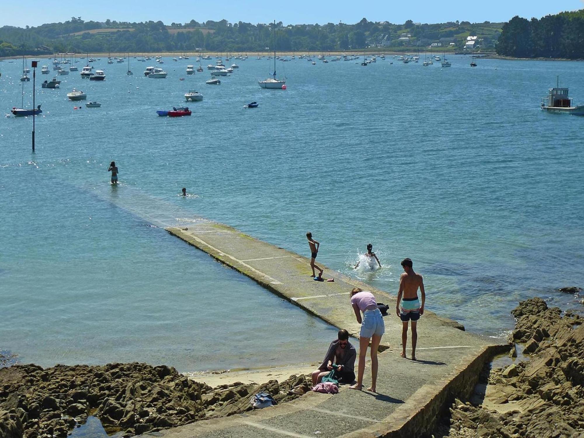 Pretty Breton Holiday Home In A Top Location Plougasnou Exteriör bild